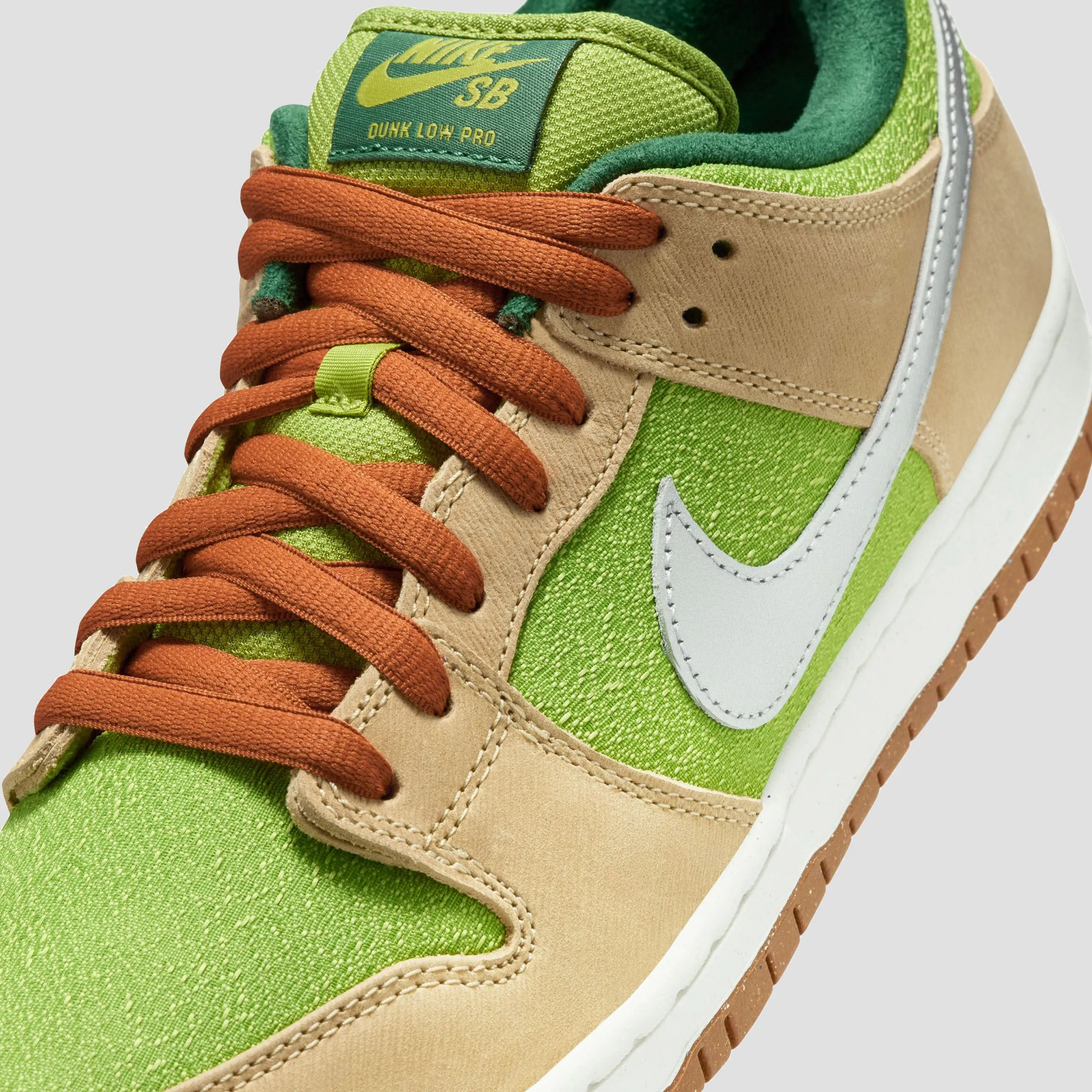 Nike SB Dunk Low Pro Skate Shoes Escargot Sesame / Metallic Silver / Pear Fir